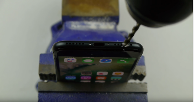 Pengguna iPhone 7 Menyesal Tonton Video ‘Tutorial’ Youtube Untuk Dapatkan Jack Headphone Guna Drill