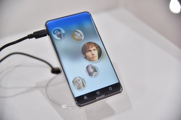 Sharp Mempamerkan Telefon Pintar Tanpa Bezel Pertama Di Dunia