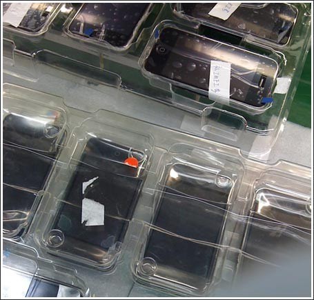 Seorang Pelajar Universiti New York Mencuba Pengalaman Bekerja Di Kilang iPhone Di China