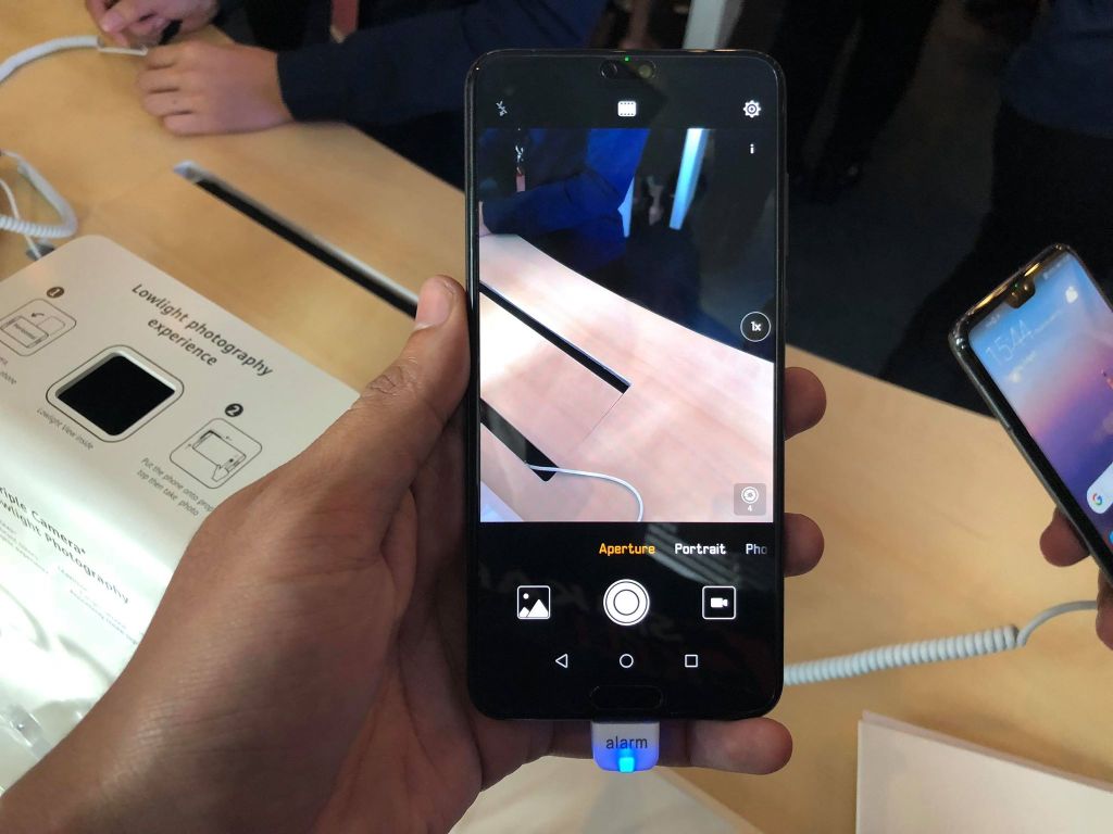 Huawei Mendakwa Mereka Mempertimbangkan Rekaan Takuk Sebelum iPhone X