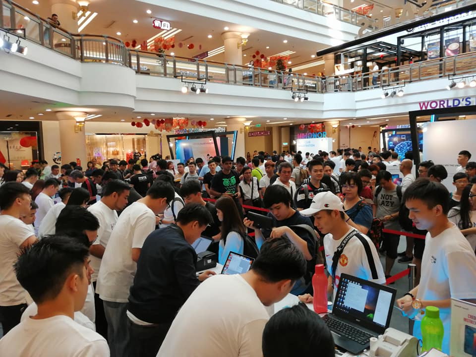 Peminat Beratur Panjang, Roadshow HONOR View20 Mendapat Sambutan Hangat