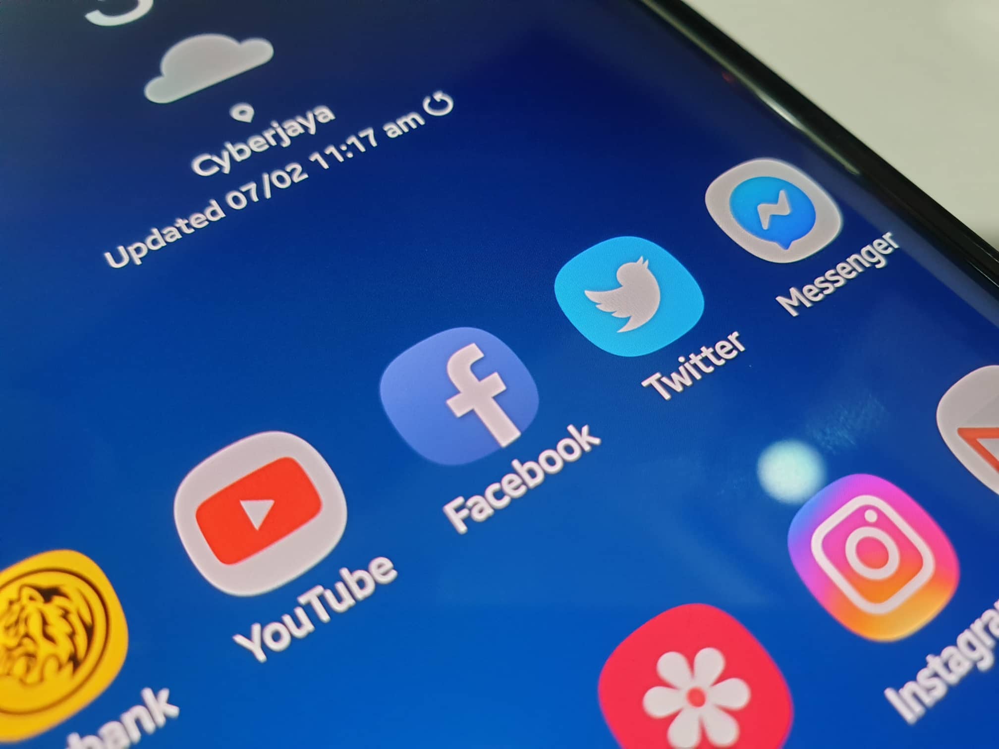 Cara Mudah Untuk Henti Lihat Kiriman Rakan di FB & Twitter Tanpa Perlu “Block” Mereka