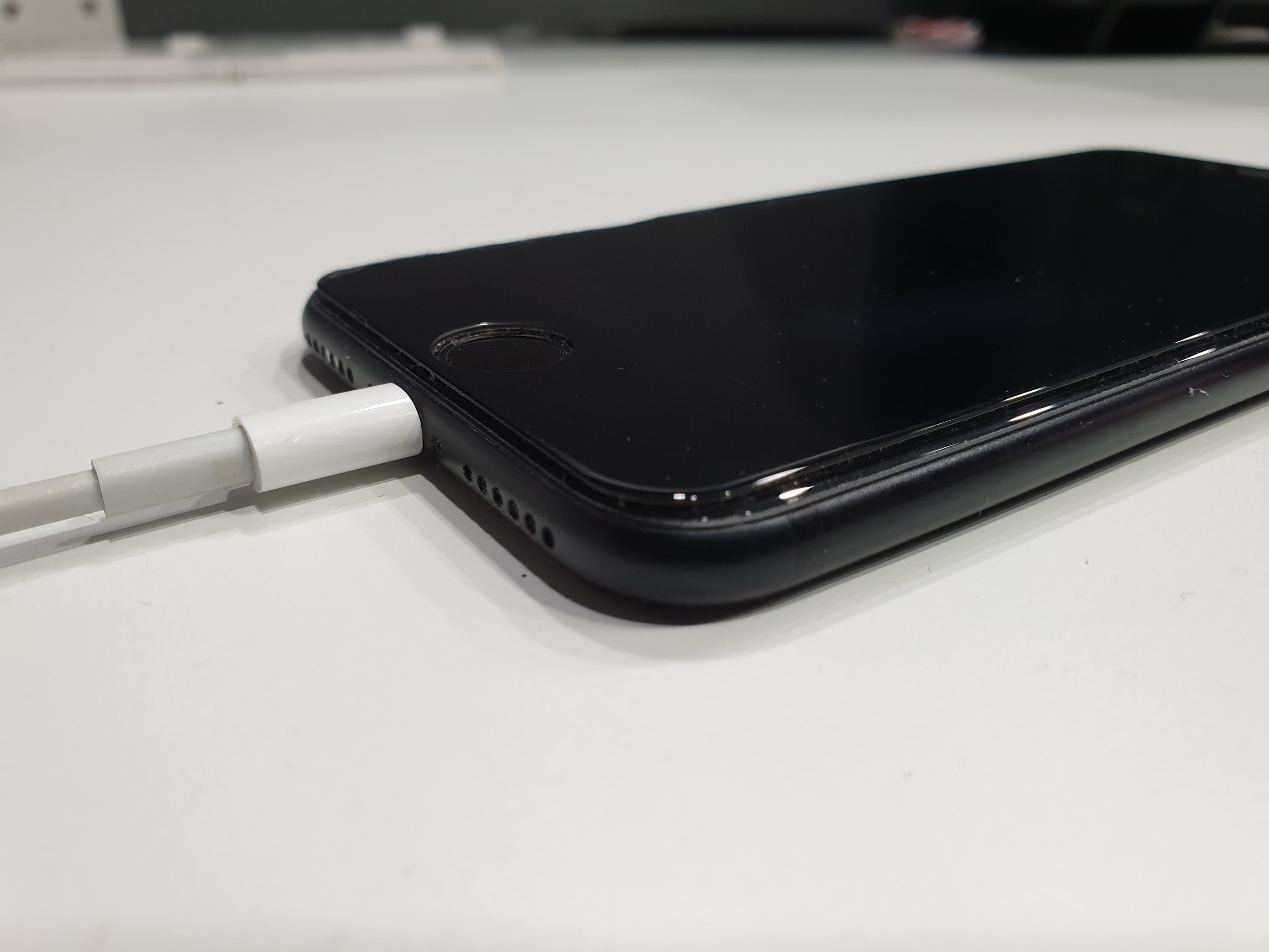 Pengguna Saman Apple Kerana “Dipaksa” Mendapatkan Pengecas iPhone Baharu