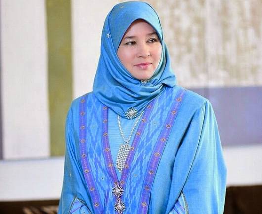 Telefon Apakah Yang Digunakan Oleh DYMM Raja Permaisuri Agong?