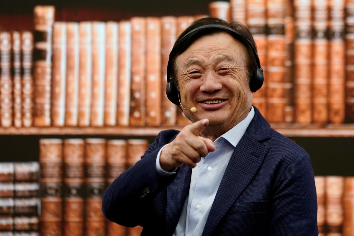 CEO Huawei Dilihat Bersama Sebuah Ipad Di Lapangan Terbang
